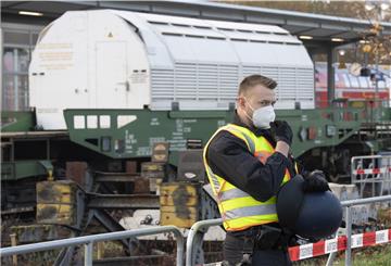 Die Castor-Behälter sind an ihrem Ziel angekommen. Das Foto zeigt den Spezialzug, der am Dienstagabend in Nordenham losgefahren war, im Bahnhof von Biblis. Von dort aus ging es für die Waggons weiter zum Kernkraftgelände.