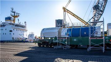 Die Castoren sind im Nordenhamer Hafen für den Weitertransport in ein Zwischenlager in Bayern auf spezielle Waggons geladen worden.  
