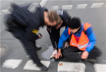 Polizisten neben Demonstrant