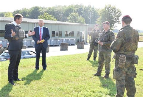 Die CDU-Bundestagsabgeordneten Oliver Grundmann (links) und Henning Otte (Zweiter von links) im September bei ihrem jüngsten Besuch in der Fallschirmjäger-Kaserne in Seedorf.