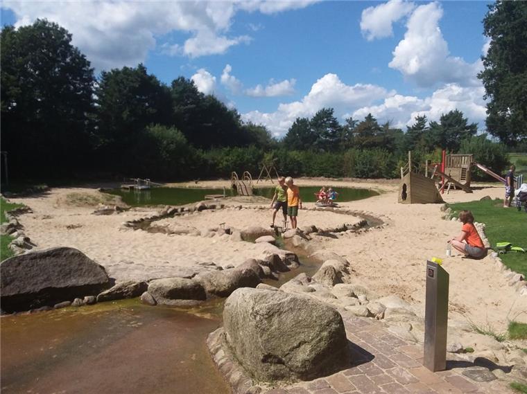 Die CDU-Fraktion möchte einen Wasserspielplatz auf dem Gelände des Naturbades in Zeven errichten. Als Beispiel, wie so etwas aussehen könnte, wurde der Wasserspielplatz in Farven (Foto) genannt. Zudem wurde über die Errichtung eines Beirates gesprochen.