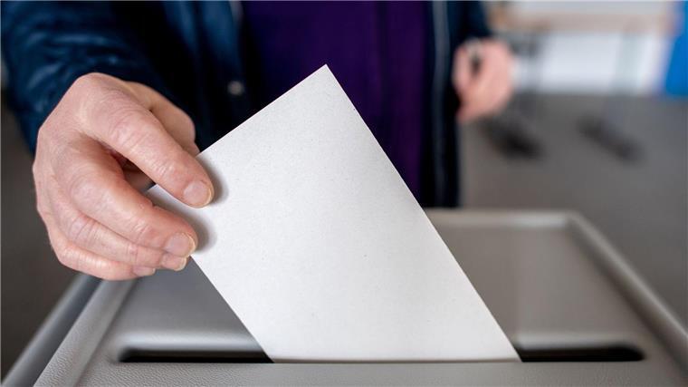 Hochrechnung: CDU in Niedersachsen vorn, SPD stürzt ab Die CDU ist einer Hochrechnung zufolge bei der Bundestagswahl in Niedersachsen die stärkste Kraft geworden.