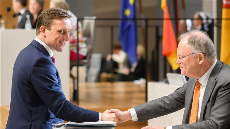 Die CDU von Oppositionsführer Lechner (links) ist im Aufwind, die Amtszeit von SPD-Ministerpräsident Weil geht auf ihr Ende zu. (Archivbild)