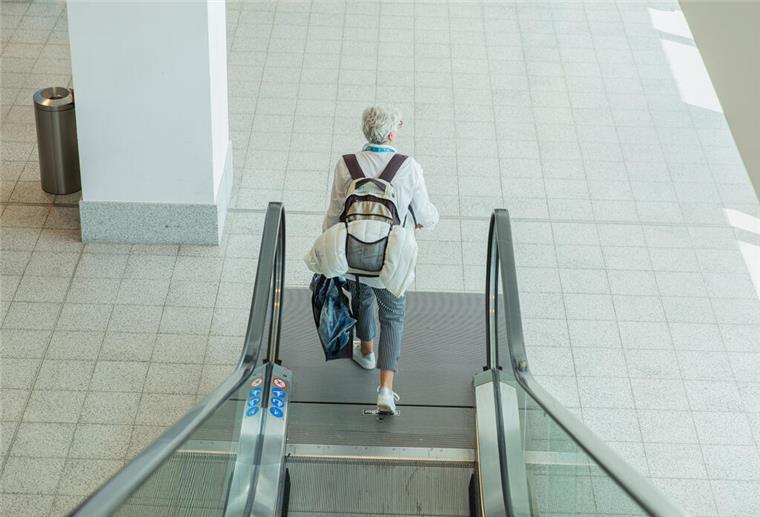 Feuer an Bord: Luxusliner bricht Kreuzfahrt ab! Frau auf Rolltreppe