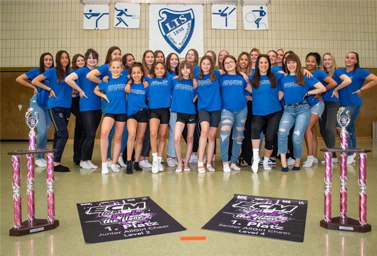Bremerhavener Cheerleader kämpfen gegen Vorurteile Die Cheerleader der LTS, Juniors und Seniors, mit ihren Pokalen. Foto Scheschonka