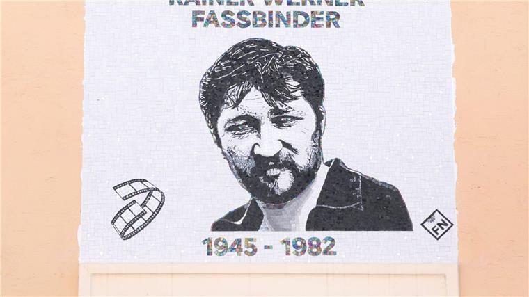 Die Chefs der Eiche und Bürgermeister Krause enthüllten die Gedenktafel.