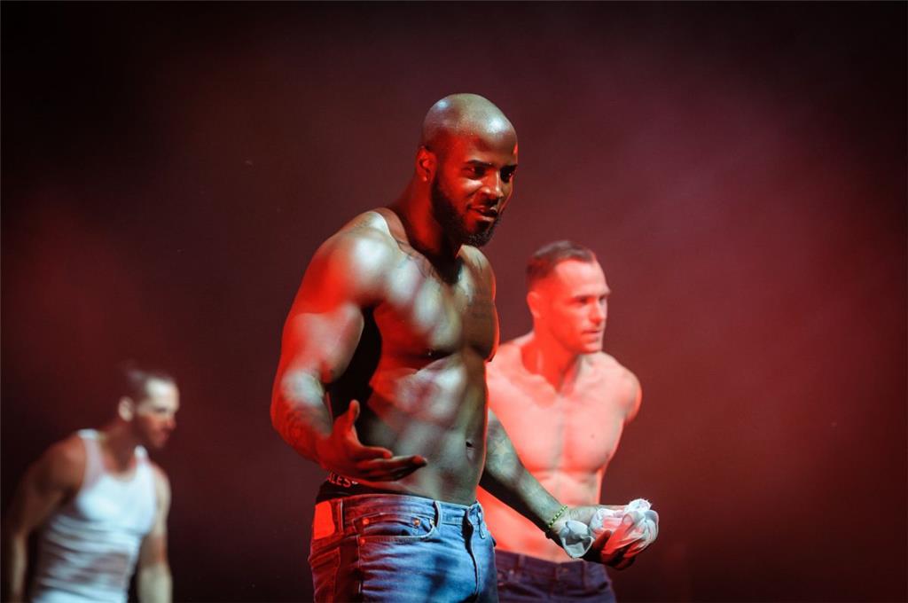 Die Chippendales legen sich auf der Bühne voll ins Zeug. Foto: Masorat