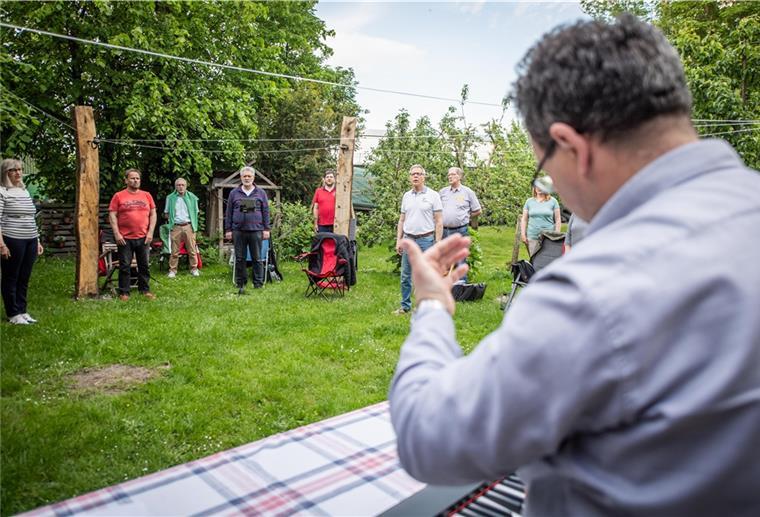 Cuxland-Chöre atmen auf: Endlich wieder singen Die Chöre im Kreis Cuxhaven dürfen wieder proben. Am Mittwochabend trafen sich nach langer Zeit auch die Mitglieder des Chors „Nach acht“ wieder zum gemeinsamen Singen.
