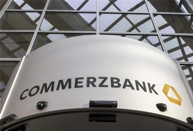 Spar-Hammer bei der Commerzbank! Konzern streicht Tausende Stellen in Deutschland Der Schriftzug "Commerzbank" ist auf Commerzbank-Tower im Zentrum der Bankenstadt zu sehen.