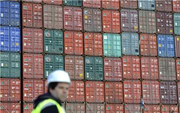 Die Container-Häfen in Bremerhaven, Hamburg und Wilhelmshaven müssten stärker zusammenarbeiten, um konkurrenzfähig zu bleiben, fordern die Spediteure im Land Bremen.