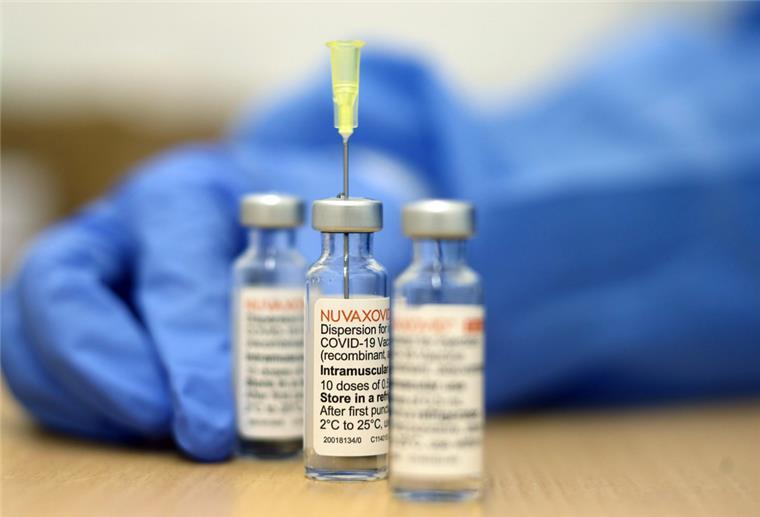Ampullen mit dem neuen Corona-Impfstoff Nuvaxovid vom Hersteller Novavax stehen in einem Impfzentrum auf einem Tisch