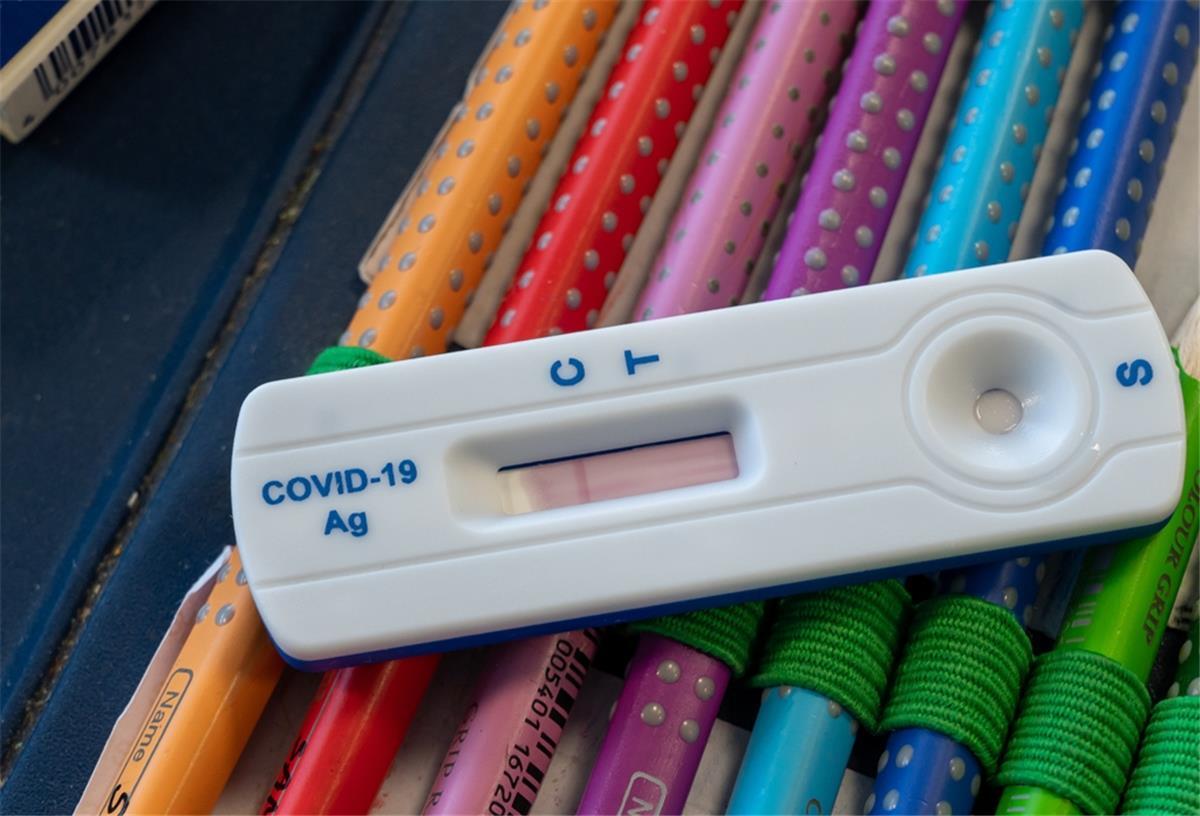 Ein Teststreifen liegt am ersten Schultag nach den Sommerferien in Bayern, nach einem Corona-Test, auf einem Mäppchen.