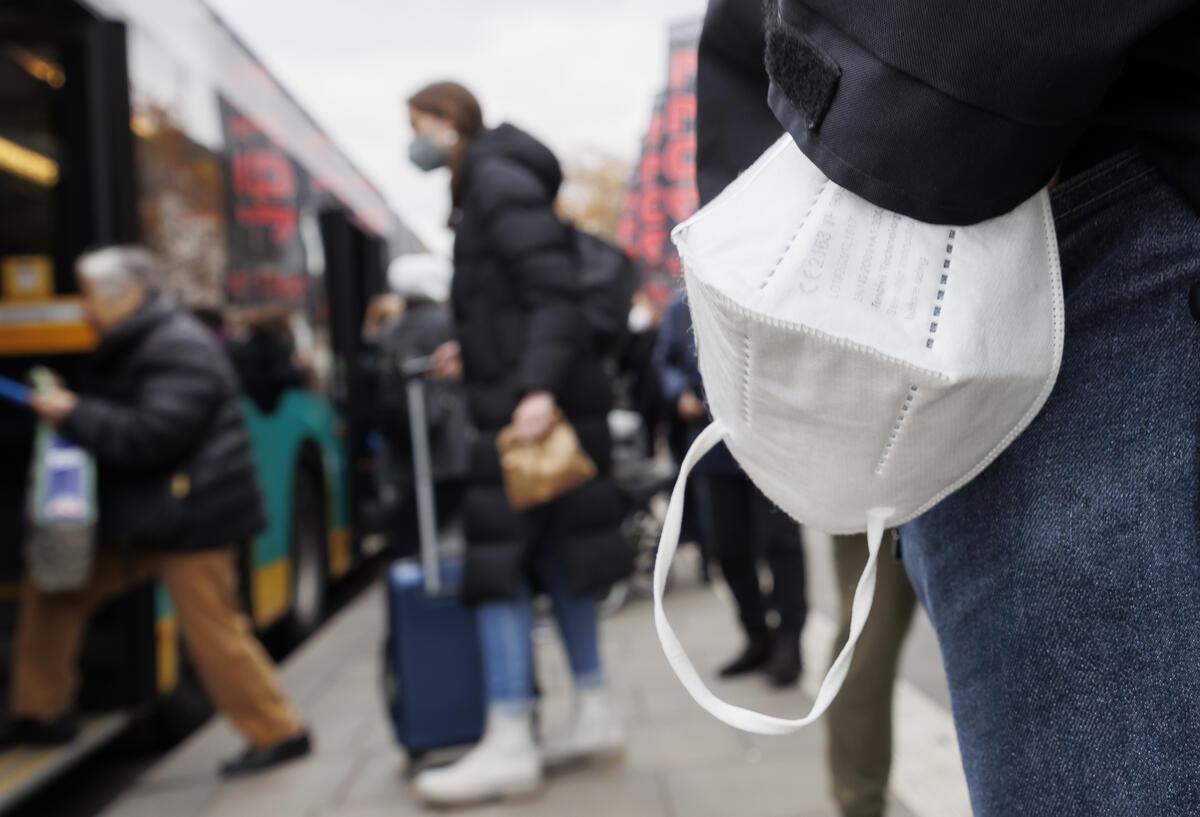 Corona-Virus: Was hinter der „Frankenstein“-Variante Stratus steckt Ein Mann wartet mit einer Maske am Handgelenk auf einen Bus am Stuttgarter Hauptbahnhof.