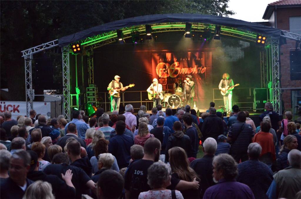 Die Coverband CC-Smokie heizte den Besuchern in Loxstedt ordentlich ein. Foto: S...