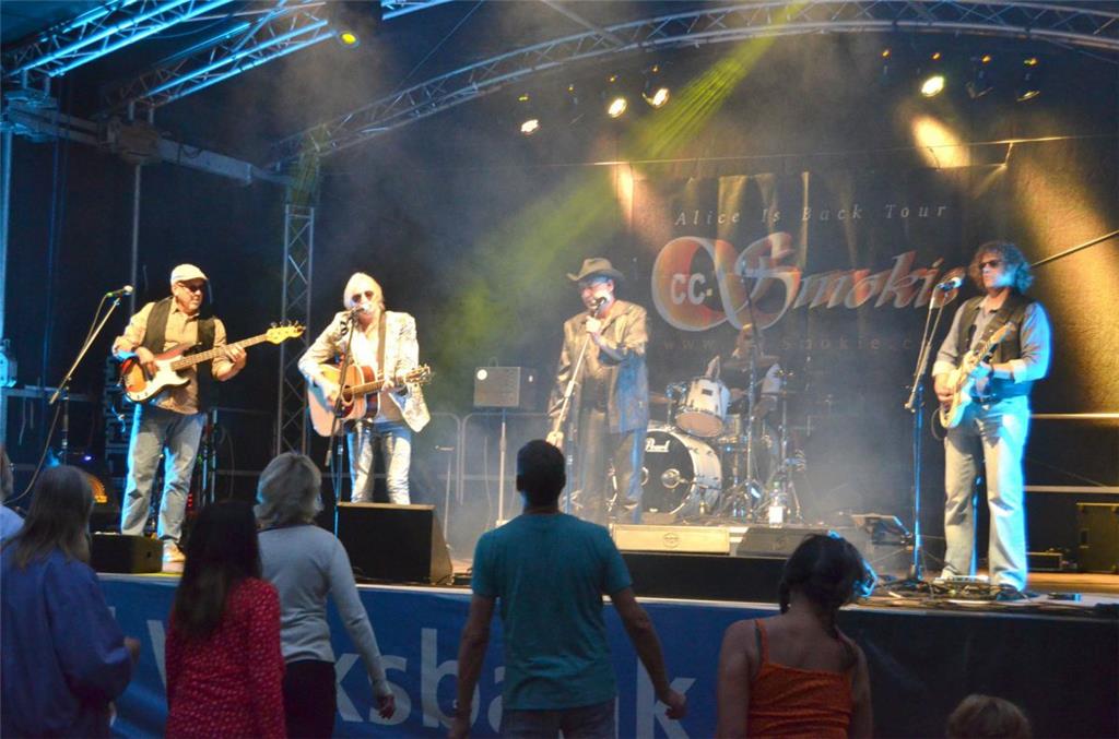 Die Coverband CC-Smokie heizte den Besuchern in Loxstedt ordentlich ein. Foto: S...