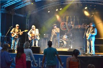 Die Coverband CC-Smokie heizte den Besuchern in Loxstedt ordentlich ein. Foto: S...