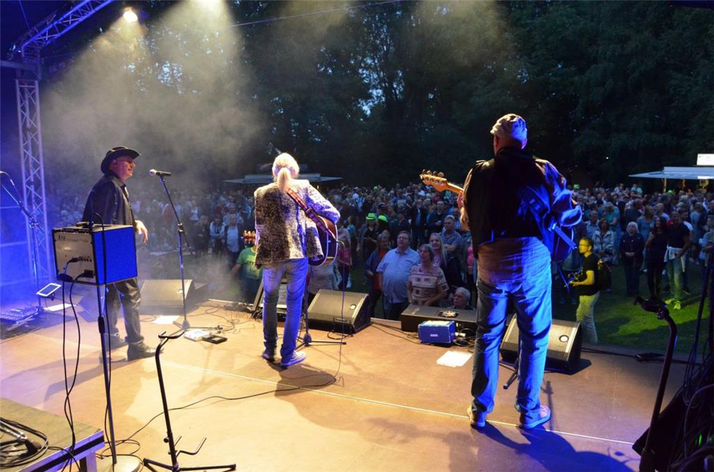 Die Coverband CC-Smokie heizte den Besuchern in Loxstedt ordentlich ein. Foto: S...