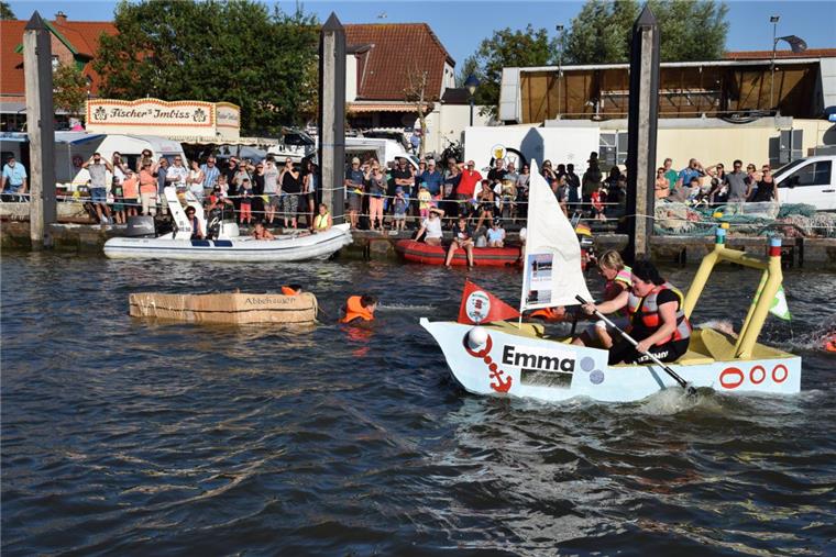 Die Crew der "Abbehausen" muss ihr Boot verlassen. Die "Emma" des Shanty-Chores "Butjenter Blinkfüer" hat Oberwasser.