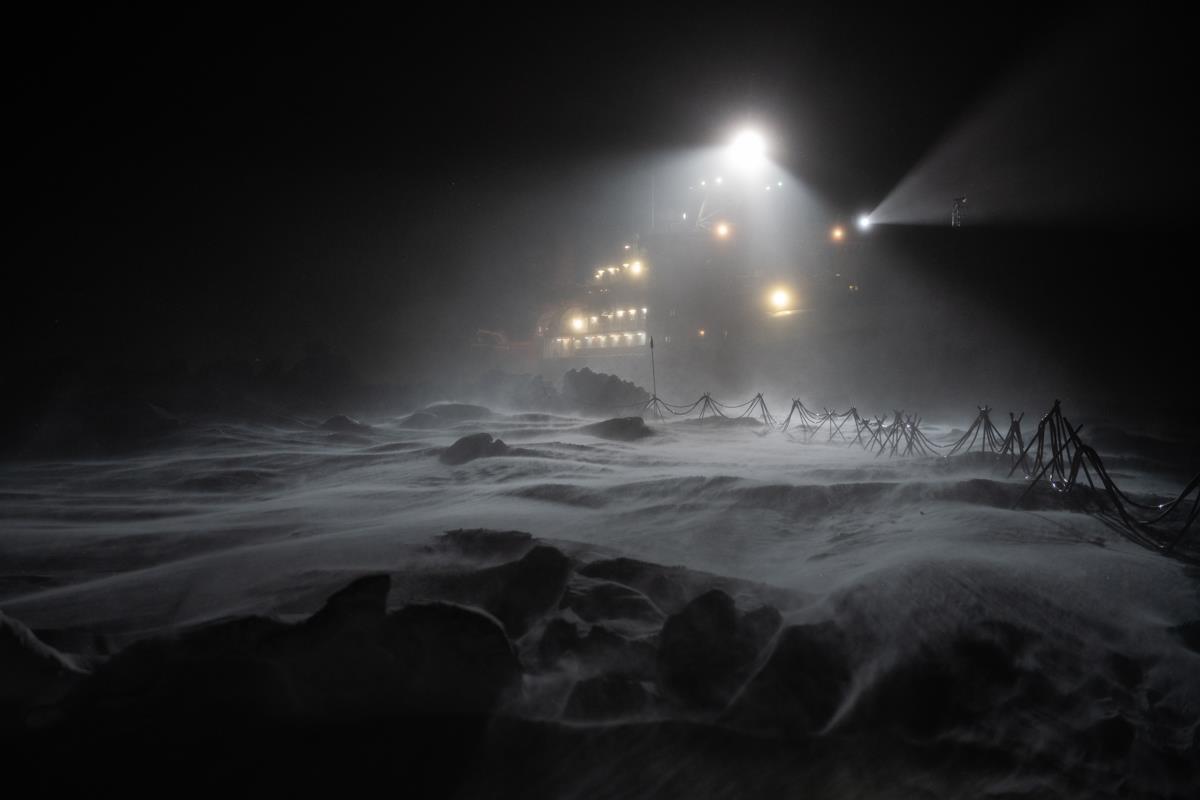 Ihr könnt Weihnachtsgrüße an die "Polarstern" schicken – so geht's Ein großen Schiff ist in der Nacht hell erleuchtet - ringsherum liegt Schnee und Eis.