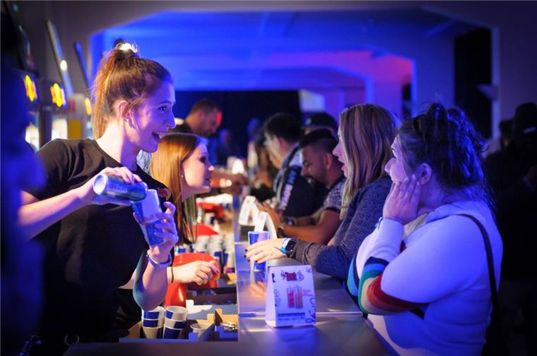 Die Crew der "Spectrum of the Seas" feiert die Shock-the-dock-Party in Bremerhaven.