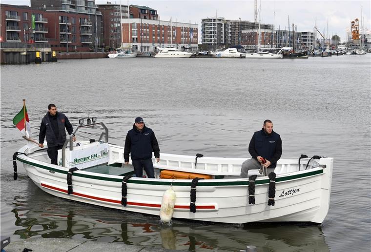 Die Crew des Wassertaxis „Lottjen“ in Bremerhaven hat sich eine Leuchtturm-Tour überlegt.