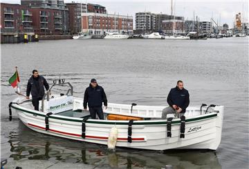 Die Crew des Wassertaxis „Lottjen“ in Bremerhaven hat sich eine Leuchtturm-Tour überlegt.