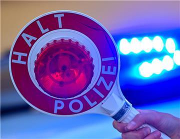 Eine Kelle der Polizei mit der Aufschrift Halt Polizei vor einem Blaulicht eines Polizeifahrzeuges. Die Cuxhavener Polizei kontrollierte am Wochenende zahlreiche Verkehrsteilnehmer, von denen einige ihre Fahrt nicht fortsetzen durften. 