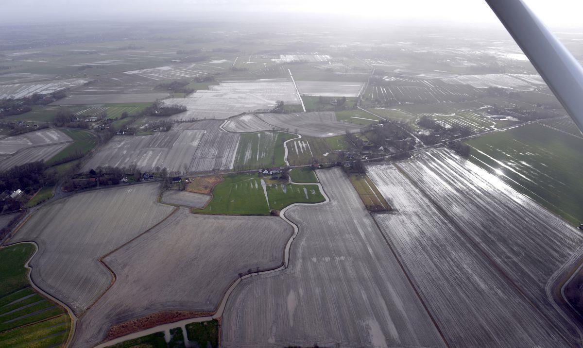 Die "Cuxländer Seenplatte" bereitet den Landwirten Probleme. Durch das viele Wasser lassen sich die Äcker kaum bestellen.