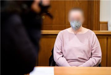 Die Angeklagte sitzt vor Prozessbeginn in einem Saal im Landgericht.
