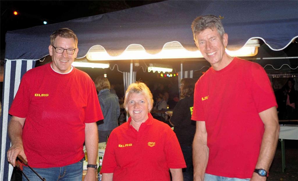 Die Dame und die zwei Herren vom Grill sorgten für leckere Genüsse. Foto: Stehn