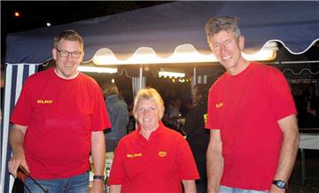 Die Dame und die zwei Herren vom Grill sorgten für leckere Genüsse. Foto: Stehn