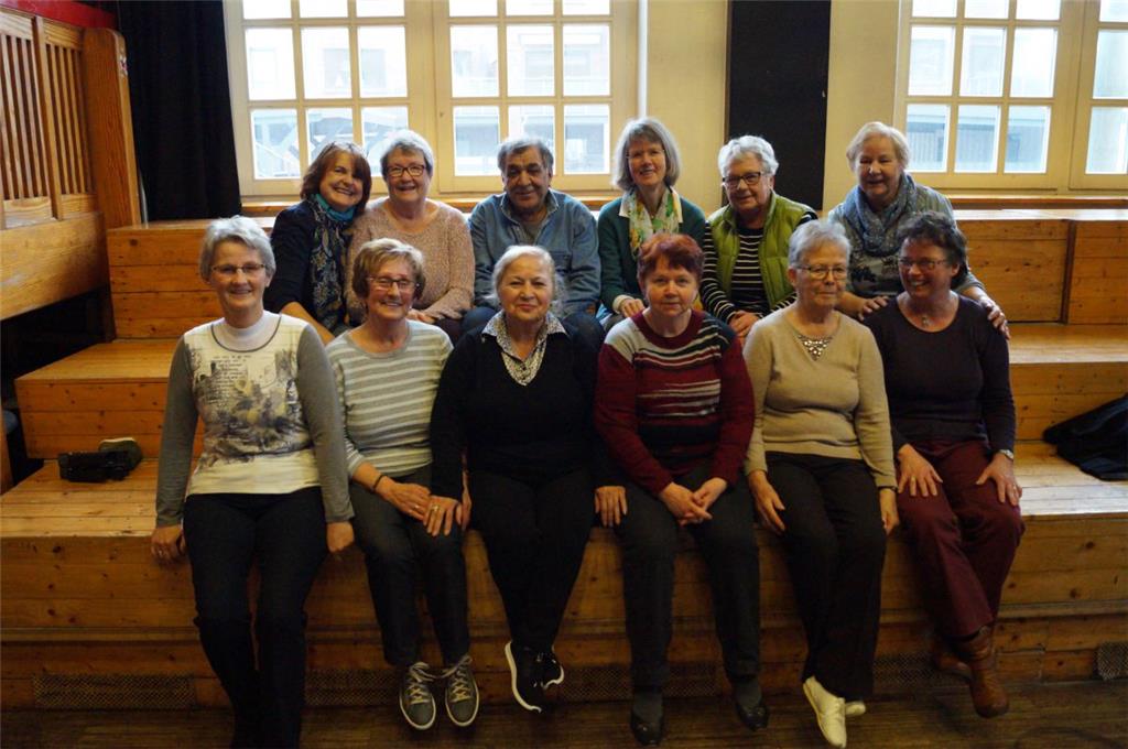 Die Damen der Tanzgruppe freuen sich mit Trainerin Frauke Kewer (oben links) übe...