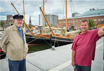 Die Dansk Jagt als historischer Schiffstyp schunkelt gleich zweimal im Neuen Hafen: Denn Claus Drescher (rechts) hat eine Nachbauten „Kaperen“ und „Freya“ am Neuen Hafen festgemacht. Toni von Häfen von der Schiffergilde ist begeistert. Vor allem, weil die „Freya“ hier dauerhaft liegen bleibt.