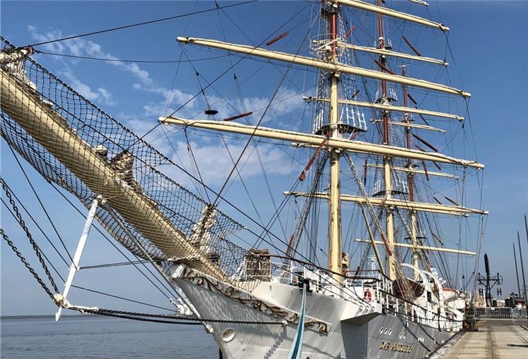 Der letzte Windjammer kommt in Bremerhaven an "Dar Mlodziezy"