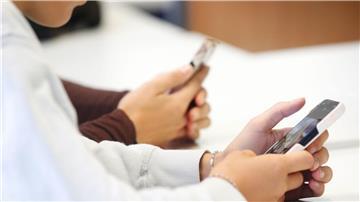 Die Dauer der Smartphone-Nutzung steigt mit dem Alter deutlich an.