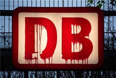 „Die DB geht davon aus, dass am Mittwoch der Zugverkehr wieder weitgehend normal laufen wird“, teilte das Unternehmen am Dienstag mit.