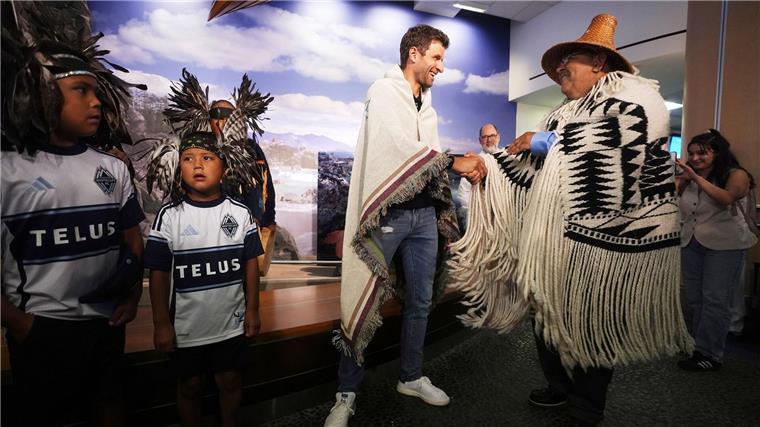 Herzlich willkommen in Kanada! Die Decke der Musqueam soll Thomas Müller bei Heimweh trösten.