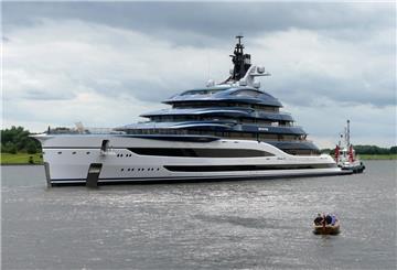 Eine Yacht im Wasser