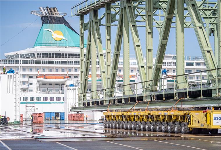 Behelfsbrücke frühestens in acht Monaten Die defekte Drehbrücke auf der ABC-Halbinsel im Kaiserhafen wird abtransportiert.
