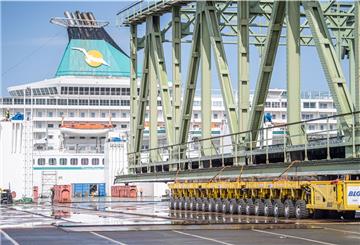 Die defekte Drehbrücke auf der ABC-Halbinsel im Kaiserhafen wird abtransportiert.
