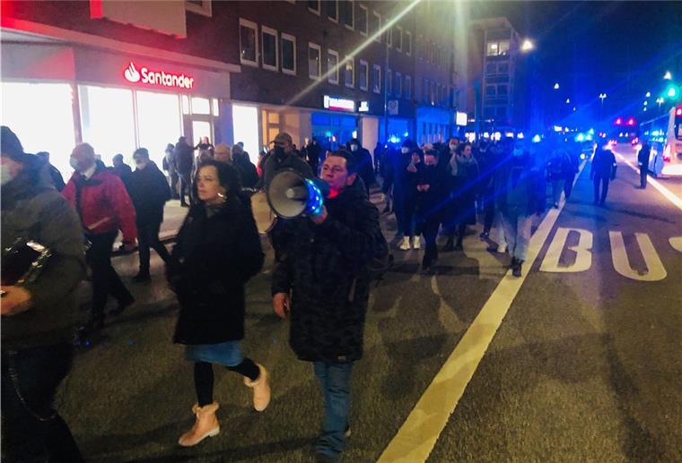 Menschen laufen in einem Protestzug auf der Lloydstraße.