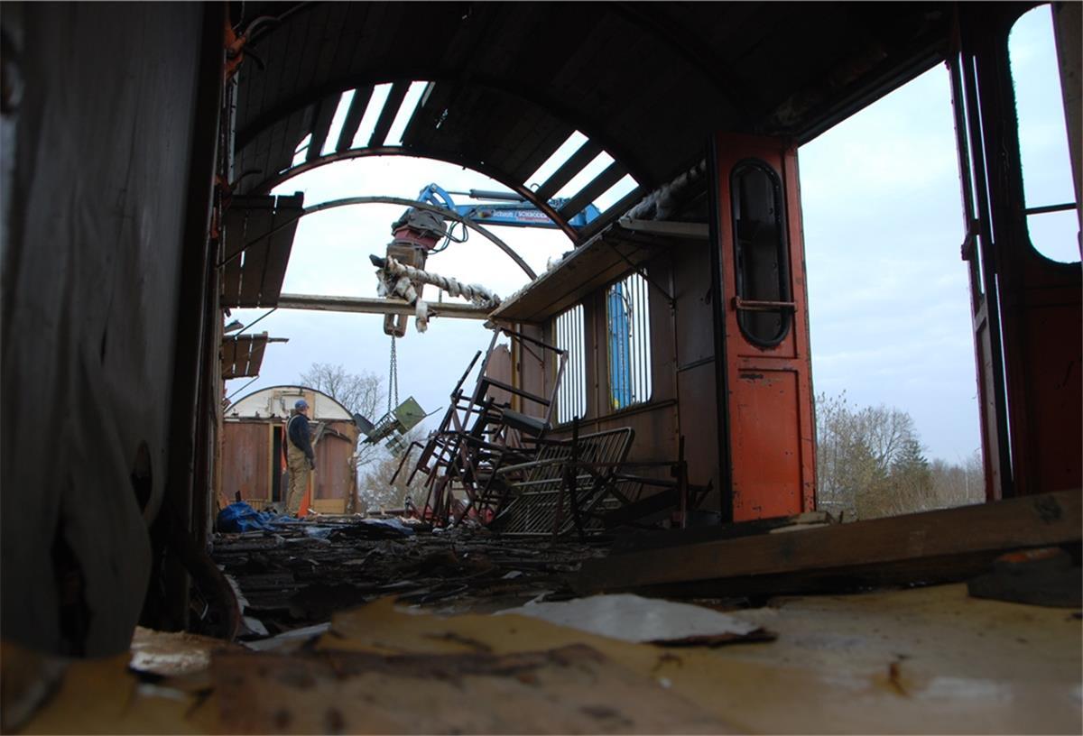 Bad Bederkesa: Alte Bahnwaggons verschwinden Die Demontage der alten Waggons am Beerster Bahnhof läuft auf vollen Touren.
