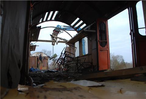 Die Demontage der alten Waggons am Beerster Bahnhof läuft auf vollen Touren. 