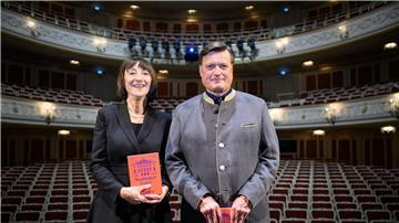 Die designierte Intendantin Elisabeth Sobotka (l) und der designierte Generalmusikdirektor Christian Thielemann in Berlin.