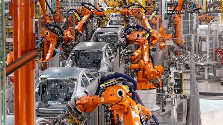 Die deutsche Autoindustrie steckt in der Krise. Schwache Nachfrage, hohe Kosten und neue Konkurrenz aus China drücken auf die Stimmung. (Archivbild)
