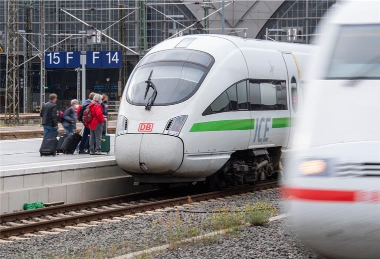 Bahnfahren wird im Dezember wieder teurer Menschen steigen am Hauptbahnhof Leipzig in einen ICE.
