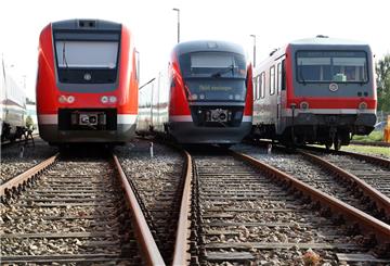 Drei Wagen der Deutschen Bahn stehen auf Schienen. 