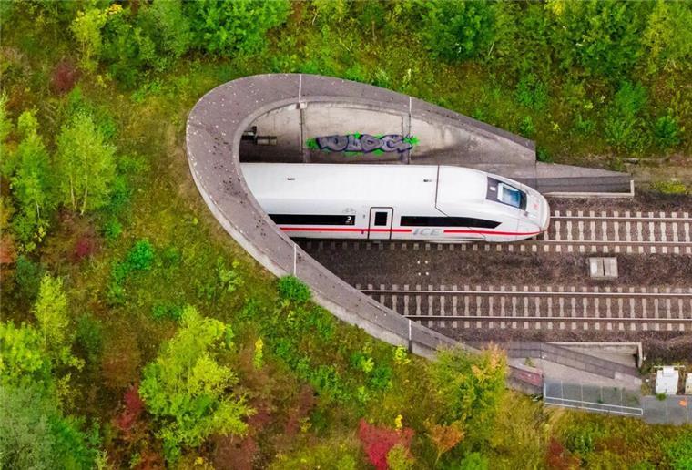 Bahn passt Ende des Jahres den Fahrplan an - Was sich bald ändert Ein ICE der Deutschen Bahn fährt in den Tunnel Escherberg im Landkreis Hildesheim auf der Strecke Göttingen - Hannover - Hamburg