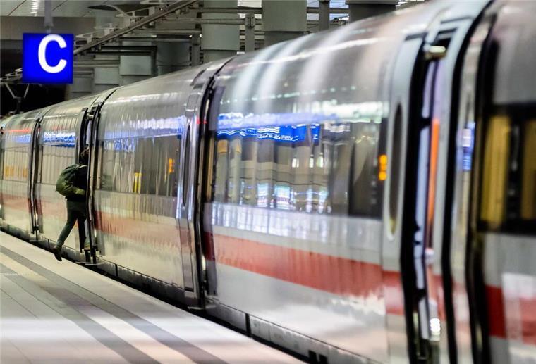 Reise wegen des Sturmtiefs verschoben? Deutsche Bahn hebt Zugbindung auf Ein Fahrgast steigt am Berliner Hauptbahnhof in einen ICE.