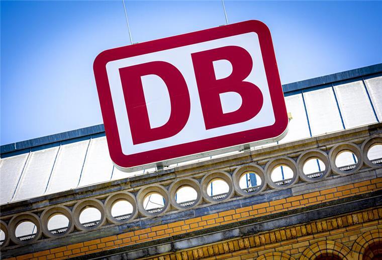 Erste Wasserstoffbusse der Deutschen Bahn in Norddeutschland Das Logo der Deutschen Bahn am Hauptbahnhof.